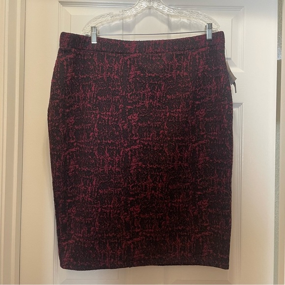 NWT Liz Claiborne Woman's Black & Burgundy Textured Tweed Skirt Plus Size 1X - Picture 1 of 6